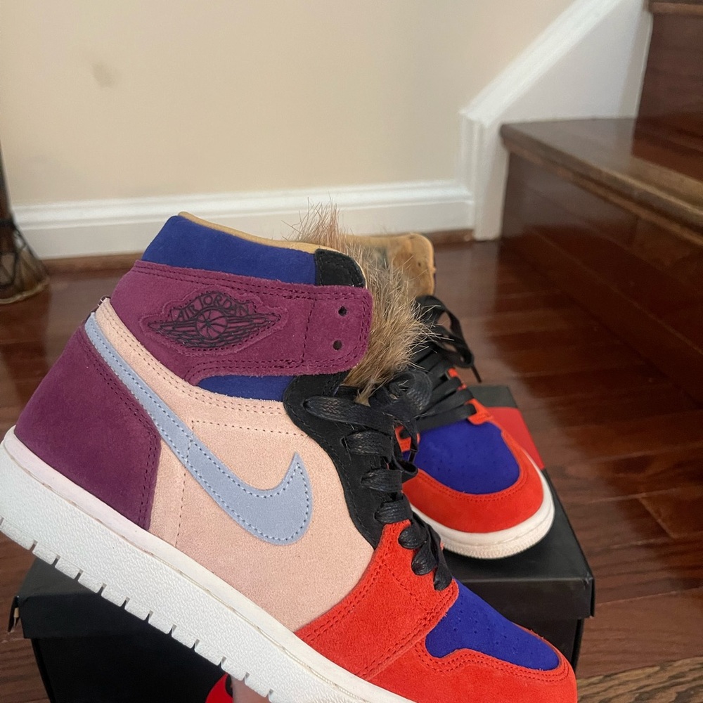 ALEALI MAY X WMNS JORDAN 1 RETRO HIGH 'COURT LUX - Picture 3 of 5